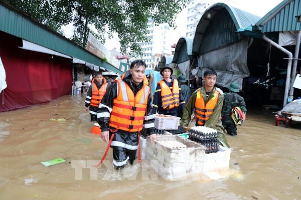 Nước sông Kỳ Cùng dâng cao, gần 500 cán bộ, chiến sĩ giúp dân di chuyển tài sản