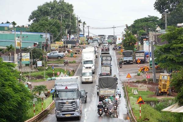 Quốc lộ 26 quá tải, ùn tắc giao thông cục bộ trong mùa thu hoạch sầu riêng