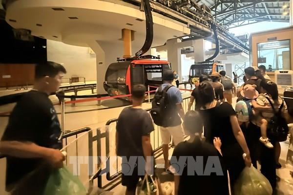 Ảnh hưởng bão số 4: Du khách từ Cát Bà trở về đất liền bằng cáp treo