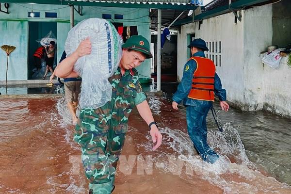 Bắc Ninh: Hàng trăm cán bộ, chiến sĩ hỗ trợ người dân di dời ứng phó bão số 4