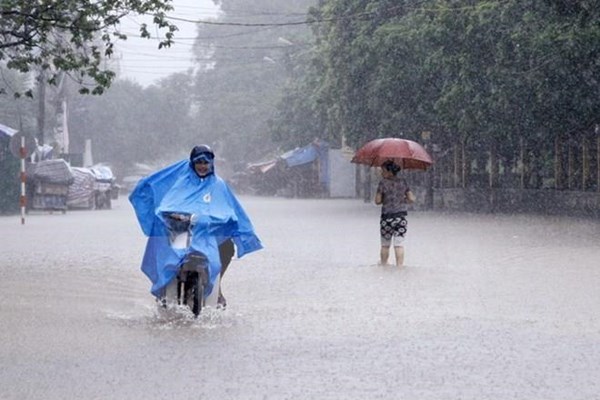 Bão số 4 lại đổi hướng, gây mưa lớn cho Nam đồng bằng Bắc Bộ và từ Thanh Hóa đến Hà Tĩnh