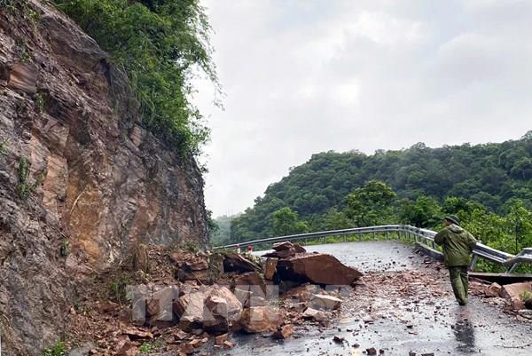 Sạt lở nghiêm trọng, nhiều tuyến đường miền Tây Nghệ An bị chia cắt