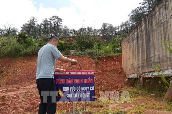 Sạt lở đồi thông uy hiếp khu đô thị dưới chân núi Langbiang Đà Lạt