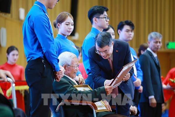 Thủ tướng Lê Minh Hưng: Chăm lo tốt hơn nữa đời sống vật chất, tinh thần của các đảng viên lão thành