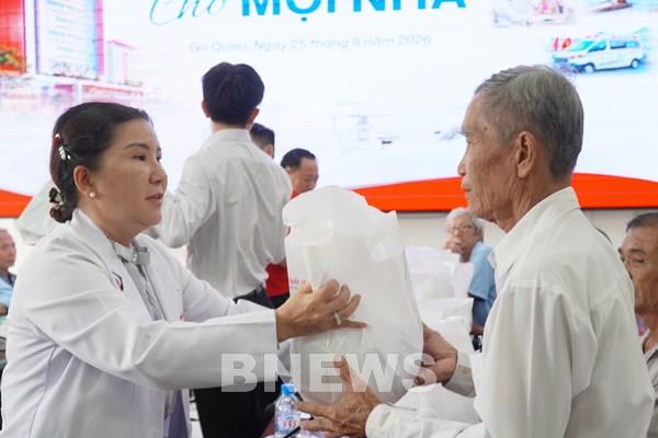 An Giang khám bệnh miễn phí, tặng thẻ BHYT cho người dân Gò Quao