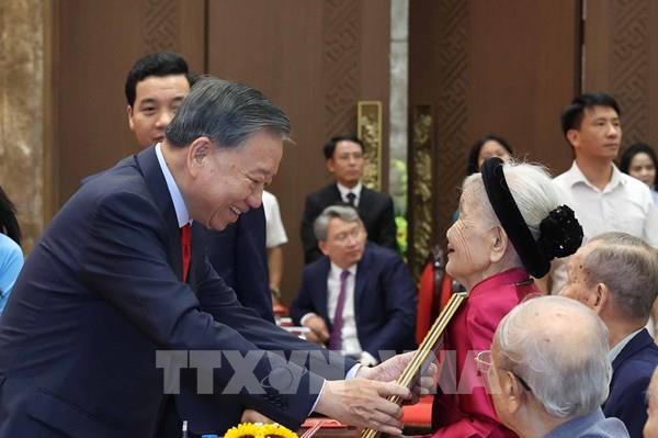 Tổng Bí thư, Chủ tịch nước Tô Lâm dự Lễ trao tặng Huy hiệu Đảng tại Đảng bộ thành phố Hà Nội