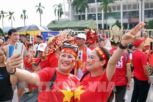 Đường phố Hà Nội sôi động trước trận chung kết Việt Nam - Thái Lan