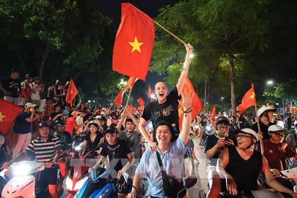 Hà Nội đêm không ngủ, rực cờ ăn mừng chức vô địch ASEAN CUP