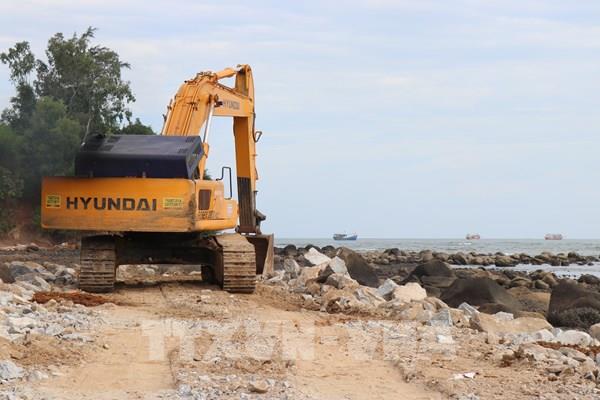 Quảng Ngãi dựng kè chống sạt lở, bảo vệ xóm biển trước mùa mưa bão