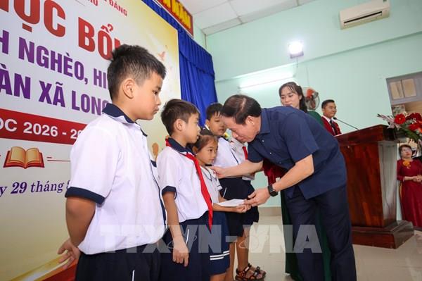 Phó Thủ tướng Lê Tiến Châu trao học bổng cho học sinh nghèo hiếu học tại Tây Ninh​