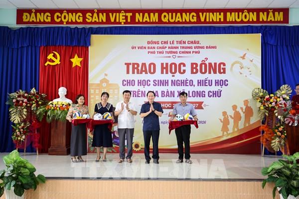 Phó Thủ tướng Lê Tiến Châu trao tặng học bổng cho học sinh nghèo hiếu học tại Tây Ninh