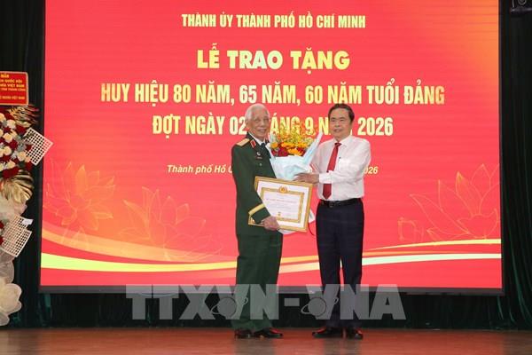 Chủ tịch Quốc hội Trần Thanh Mẫn trao Huy hiệu Đảng tặng các đồng chí lão thành cách mạng