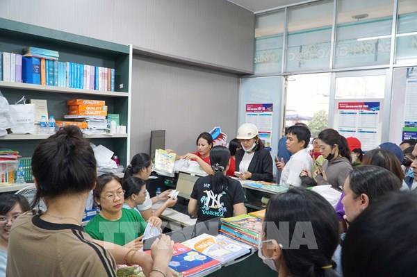 Thành phố Hồ Chí Minh: Bán sách giáo khoa xuyên lễ phục vụ học sinh, phụ huynh