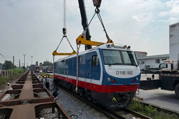 Tập đoàn Đường sắt tiếp nhận lô đầu máy diesel thế hệ mới đầu tiên