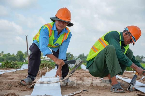 Thi công xuyên lễ trên công trường cao tốc miền Tây