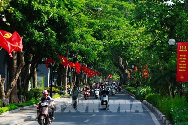 Sắc đỏ cờ Tổ quốc nhuộm thắm phố phường Hà Nội dịp 2/9