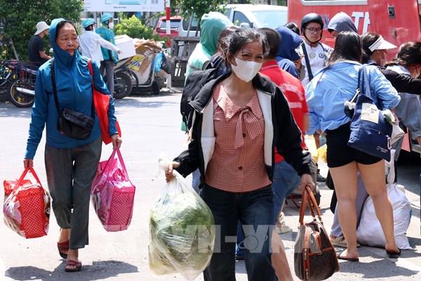 Người dân lỉnh kỉnh đồ đạc trở lại Thủ đô sau kỳ nghỉ lễ 2/9