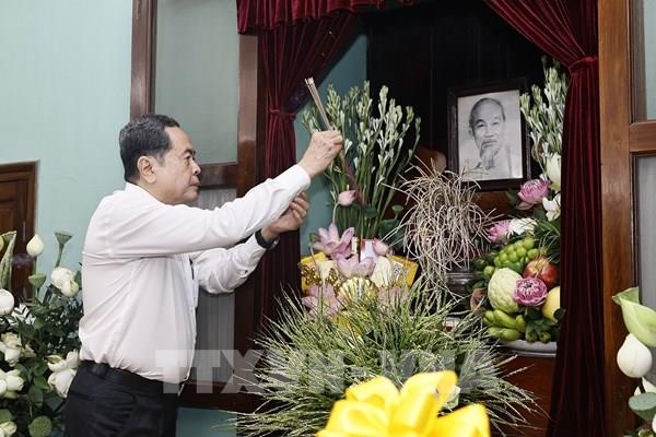 Chủ tịch Quốc hội Trần Thanh Mẫn dâng hương tưởng nhớ Chủ tịch Hồ Chí Minh