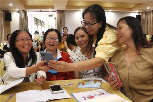 Từ chiếc điện thoại thông minh đến những mô hình “số” của phụ nữ