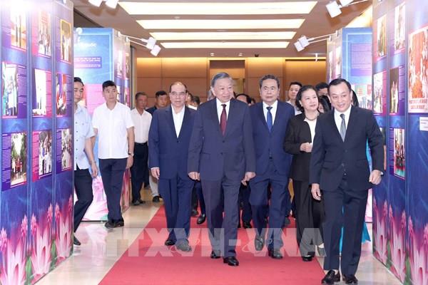 Tổng Bí thư, Chủ tịch nước Tô Lâm cùng lãnh đạo Đảng, Nhà nước tham quan triển lãm “Những tấm gương bình dị mà cao quý”