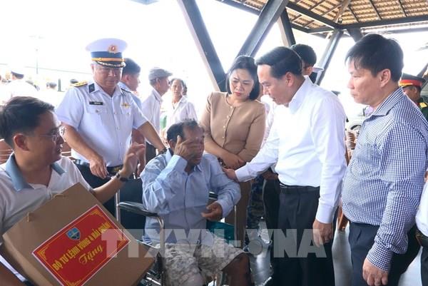 Vụ tàu cá mất liên lạc trên biển: Đưa các thuyền viên được cứu về đoàn tụ với gia đình