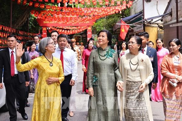 Phu nhân Tổng Bí thư, Chủ tịch nước Tô Lâm và Phu nhân Tổng thống Myanmar thăm làng lụa Vạn Phúc