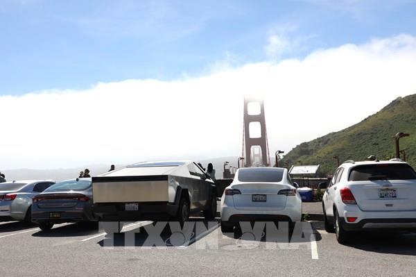 Tesla đưa Cybercab không vô lăng ra đường, tăng tốc cuộc đua xe tự hành
