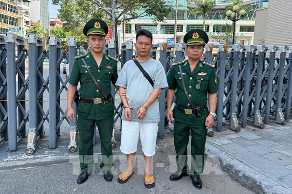 Khởi tố đối tượng người nước ngoài vận chuyển trái phép 355 triệu đồng qua biên giới