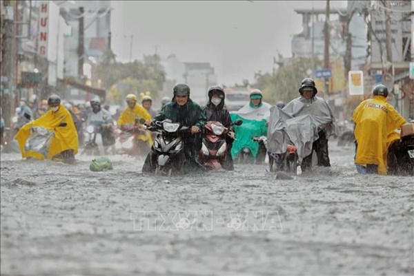 Mưa lớn đúng giờ tan tầm, nhiều tuyến đường TP. Hồ Chí Minh ngập, ùn ứ