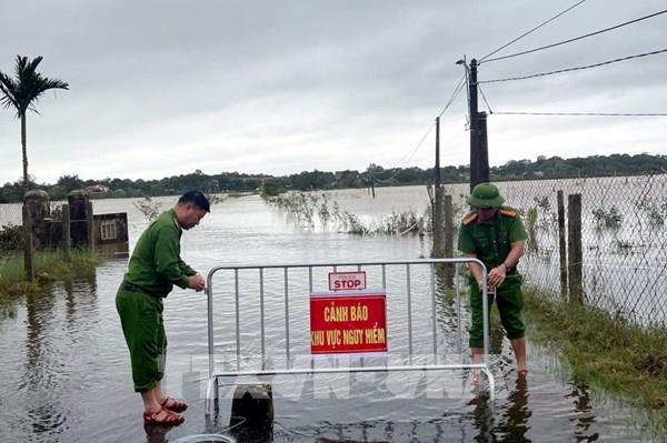 Mưa lớn, lũ trên sông tiếp tục lên, nhiều khu vực ở Quảng Trị bị chia cắt