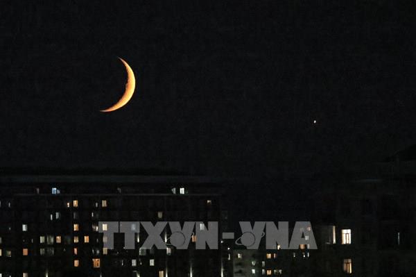 Chiêm ngưỡng Mặt Trăng "hội ngộ" Sao Kim trên bầu trời