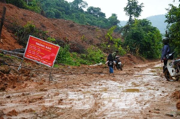 Nghệ An: Hàng trăm hộ dân bị cô lập cục bộ do mưa lũ