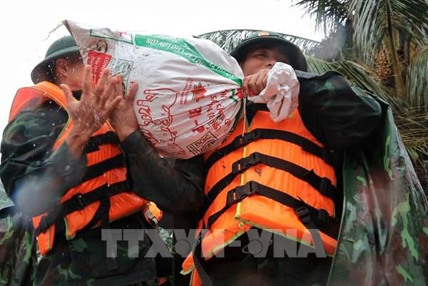 Hà Nội: Lực lượng chức năng hỗ trợ người dân ứng phó mưa lũ, ngập úng