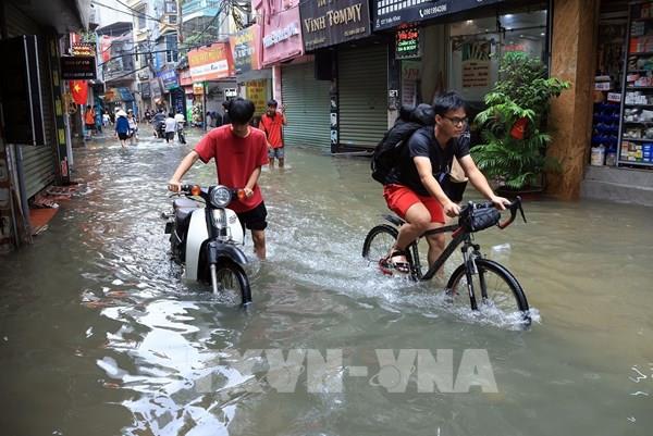 Nước bao vây nhiều tuyến phố Hà Nội sau chuỗi ngày mưa liên tục