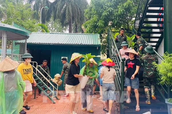 Các trường ngoại thành Hà Nội vẫn bị ngập sâu do mưa lớn