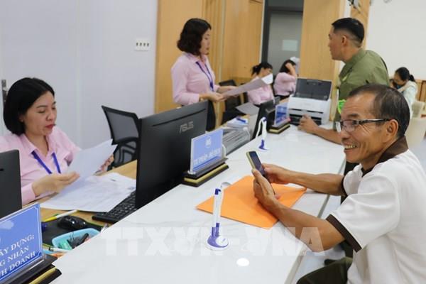 Khi robot ra quầy hướng dẫn người dân làm thủ tục
