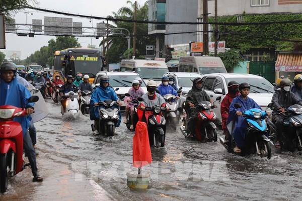 TP. Hồ Chí Minh tiếp tục mưa lớn, nguy cơ ngập gia tăng do triều cường