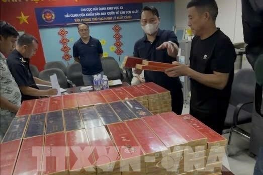 Khởi tố 4 người nước ngoài vận chuyển gần 18.000 bao thuốc lá lậu