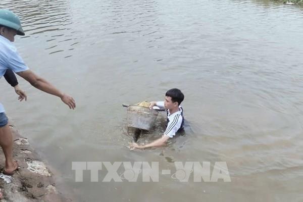 Nam sinh lớp 11 dũng cảm cứu hai em nhỏ rơi sông