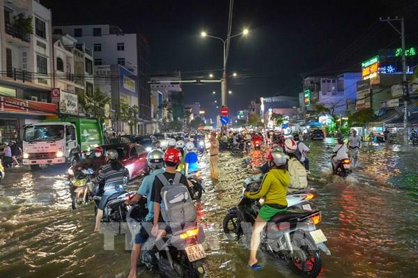 Triều cường vượt báo động III, Cần Thơ ngập nhiều tuyến đường