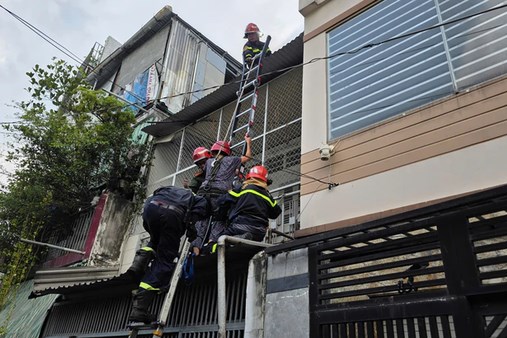 Thành phố Hồ Chí Minh: Cứu 3 người mắc kẹt trong vụ sập gác căn nhà trong hẻm