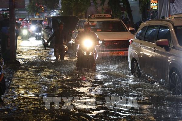 Mưa lớn làm lộ điểm nghẽn thoát nước tại TP. Hồ Chí Minh