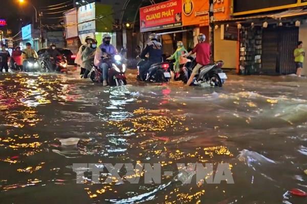 Khuyến cáo không cố vượt vùng ngập, bảo đảm an toàn giao thông