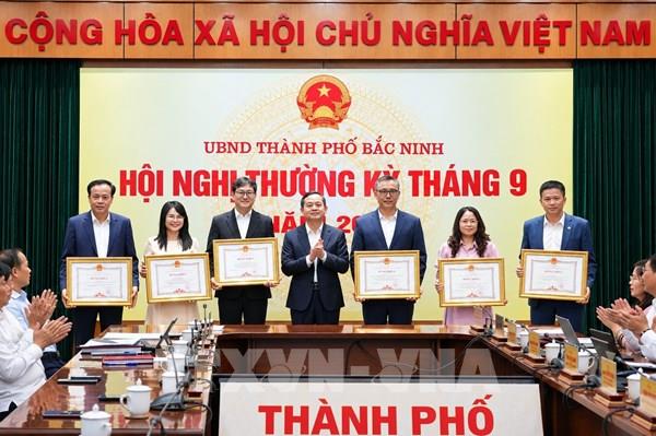 Bắc Ninh khen thưởng tập thể, cá nhân có thành tích trong thu hút đầu tư, đóng góp ngân sách