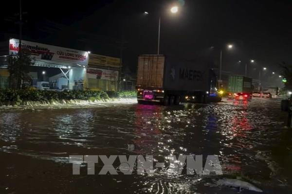TP. Hồ Chí Minh: Nước dâng nhanh, gây ngập sâu ở Tân Hiệp trong đêm
