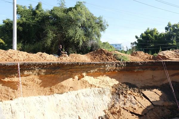 Khắc phục cát tràn, sạt lở các tuyến đường vào Mũi Né sau mưa lớn