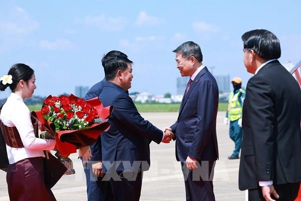 Thủ tướng Lê Minh Hưng đến thủ đô Viêng Chăn bắt đầu thăm chính thức Lào