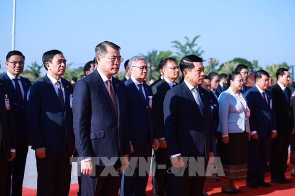 Thủ tướng Lê Minh Hưng và Thủ tướng Lào dâng hoa tưởng niệm các vị lãnh tụ hai nước