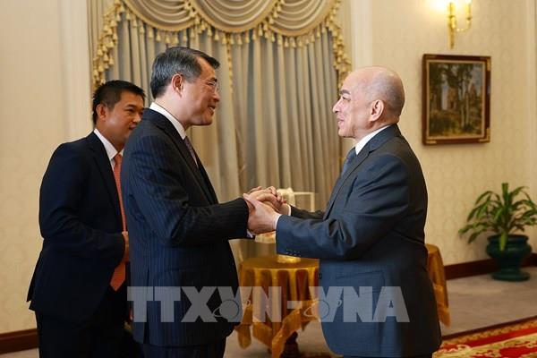 Thủ tướng Chính phủ Lê Minh Hưng chào Quốc vương Norodom Sihamoni và Hoàng Thái hậu Norodom Monineath Sihanouk
