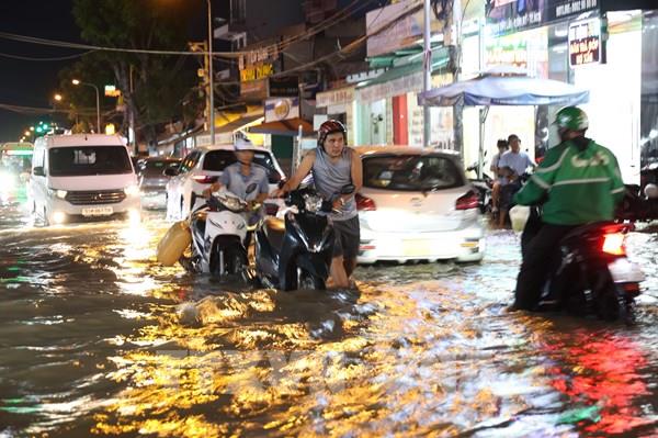 Triều cường dâng cao gây ngập sâu nhiều tuyến đường tại TP. Hồ Chí Minh